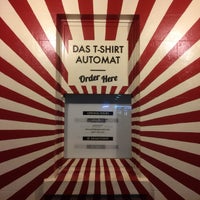 4/30/2017 tarihinde Blake Y.ziyaretçi tarafından Das T-Shirt Automat'de çekilen fotoğraf