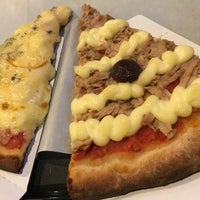 Photo taken at Vitrine da Pizza - Pizza em Pedaços by Carolina L. on 3/18/2018