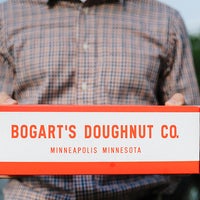Das Foto wurde bei Bogart&amp;#39;s Doughnut Co. von Bogart&amp;#39;s Doughnut Co. am 7/11/2014 aufgenommen