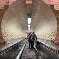 Photo taken at MTA Subway - Lexington Ave/53rd St (E/M/6) by N on 4/28/2023