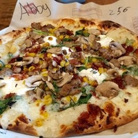 Foto scattata a Mod Pizza da Abigail C. il 6/1/2017