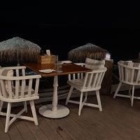 รูปภาพถ่ายที่ La Isla Beach Bar Restaurant โดย Dasha M. เมื่อ 9/7/2022
