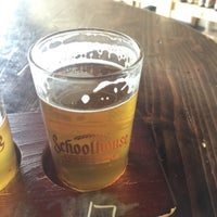 Foto tirada no(a) Schoolhouse Beer and Brewing por Ryan S. em 8/6/2016