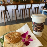 Снимок сделан в Hawaiian Aroma Caffe пользователем Charlie 3/25/2023