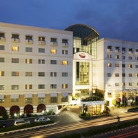 2/22/2016 tarihinde Surabaya Suites Hotelziyaretçi tarafından Surabaya Suites Hotel'de çekilen fotoğraf
