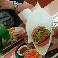 Photo taken at MOS Burger by ゆき に. on 8/8/2016