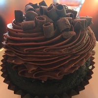 Das Foto wurde bei Crème Cupcake + Dessert von Dionne W. am 12/29/2016 aufgenommen