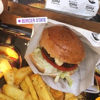 Foto diambil di Burger State oleh Selen Y. pada 8/5/2019