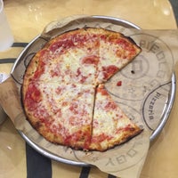 รูปภาพถ่ายที่ Pieology Pizzeria, The Market Place โดย Michael &amp;quot;Mick&amp;quot; S. เมื่อ 12/3/2015