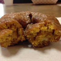 Das Foto wurde bei Heitzman Traditional Bakery And Deli von Rocky C. am 10/11/2013 aufgenommen