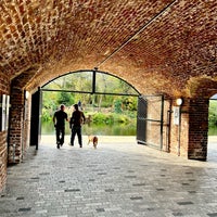 Photo taken at Regent&amp;#39;s Canal Towpath (St Pancras) by أنا هَلا on 10/28/2022