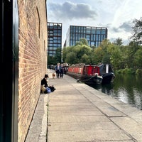 Photo taken at Regent&amp;#39;s Canal Towpath (St Pancras) by أنا هَلا on 10/28/2022