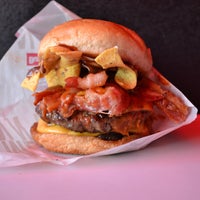 Снимок сделан в Burgers - Burger&amp;#39;s ® -  @Burgerscolombia пользователем Juan V. 1/23/2018