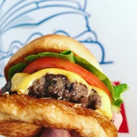 Foto tomada en Burgers - Burger&amp;#39;s ® -  @Burgerscolombia  por Juan V. el 1/23/2018