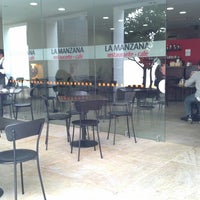 รูปภาพถ่ายที่ Café La Manzana โดย Jayson F. เมื่อ 5/2/2013