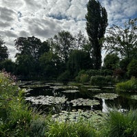 Photo taken at Jardins de Claude Monet by Kim H. on 8/7/2023