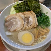 Photo taken at ぶたの旨味らーめん とんくる by Yuki S. on 10/18/2022