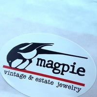 Das Foto wurde bei Magpie Vintage &amp;amp; Estate Jewelry von Cherie L. am 8/30/2013 aufgenommen