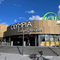 รูปภาพถ่ายที่ Olympia-Einkaufszentrum (OEZ) โดย わらび あ. เมื่อ 9/8/2022