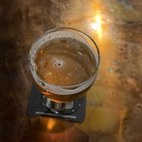 2/25/2023 tarihinde Matt A.ziyaretçi tarafından Three Sheets Craft Beer Bar'de çekilen fotoğraf