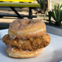 Снимок сделан в Sam&amp;#39;s Fried Chicken &amp;amp; Donuts пользователем Jessica H. 1/6/2018