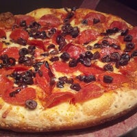 Снимок сделан в Pats Select Pizza l Grill пользователем Lhean A. 3/2/2014