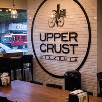 Foto scattata a Upper Crust Pizzeria da Ekaterine S. il 2/28/2019