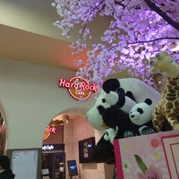 Photo taken at Hard Rock Cafe by とどっこ 列. on 3/26/2024