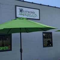 Foto tirada no(a) Westwind Brewery Co. por Mike W. em 8/19/2022