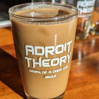 รูปภาพถ่ายที่ Adroit Theory Brewing Company โดย Mike W. เมื่อ 4/12/2023