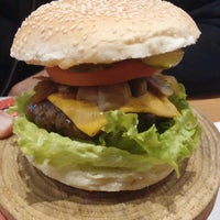รูปภาพถ่ายที่ Beeves Burger โดย Simge Ç. เมื่อ 1/23/2016