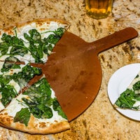 Das Foto wurde bei Fratelli Brick Oven Pizza von Fratelli Brick Oven Pizza am 3/9/2017 aufgenommen