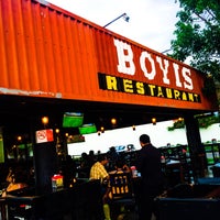 Снимок сделан в Boyis Bar Restaurant пользователем Denissa P. 6/14/2016