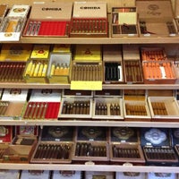 Das Foto wurde bei Havana Alley Cigar Shop &amp;amp; Lounge von Oneeyed Huevo W. am 5/5/2013 aufgenommen