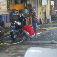 Photo taken at Arema Car Wash 24 Hour Non Stop (Kalimalang) by tomtim n. on 5/11/2013