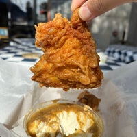 Foto diambil di Honey&amp;#39;s Kettle Fried Chicken oleh Jeff W. pada 3/17/2023