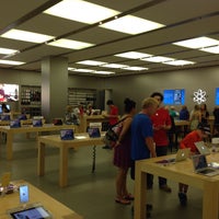 Photo taken at Apple Hornsby by Pavel 🇷🇺 K. on 12/8/2014