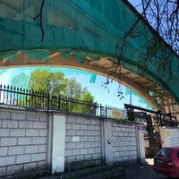 Photo taken at Таракановский пешеходный мост by Alex T. on 5/13/2018