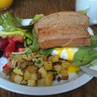 Foto tirada no(a) Square Meals por Bram S. em 10/22/2012