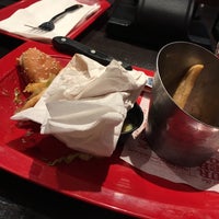 Photo taken at Red Robin Gourmet Burgers and Brews by Jocellyn on 12/8/2016