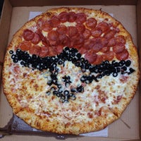 Foto tomada en Cheezy&amp;#39;s Pizza &amp;amp; Subs  por Joey S. el 3/30/2014