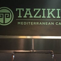 4/8/2017 tarihinde Fred B.ziyaretçi tarafından Taziki&amp;#39;s Mediterranean Cafe'de çekilen fotoğraf