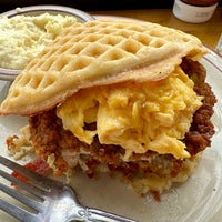 Photo taken at Fat&amp;#39;s Chicken &amp;amp; Waffles by Pedro L. on 2/18/2023