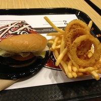 Das Foto wurde bei JR&amp;#39;s Burger Grill von Scott T. am 1/11/2013 aufgenommen