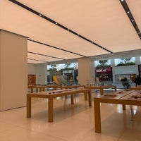 Photo taken at Apple Vía Santa Fe by Bjork T. on 1/5/2023