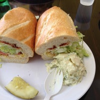 Das Foto wurde bei Rayhun Sandwiches and Salads von Davo F. am 5/21/2013 aufgenommen