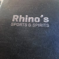 รูปภาพถ่ายที่ Rhino&amp;#39;s Sports &amp;amp; Spirits โดย Cineura D. เมื่อ 2/20/2020