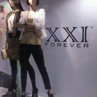 Photo taken at FOREVER21 銀座店 by テレンコM on 11/17/2012