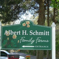 รูปภาพถ่ายที่ Albert H. Schmitt Family Farms on Bagatelle โดย Albert H. Schmitt Family Farms on Bagatelle เมื่อ 7/30/2014
