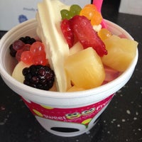 Снимок сделан в Sweetfrog Premium Frozen Yogurt пользователем Jennifer G. 6/24/2013